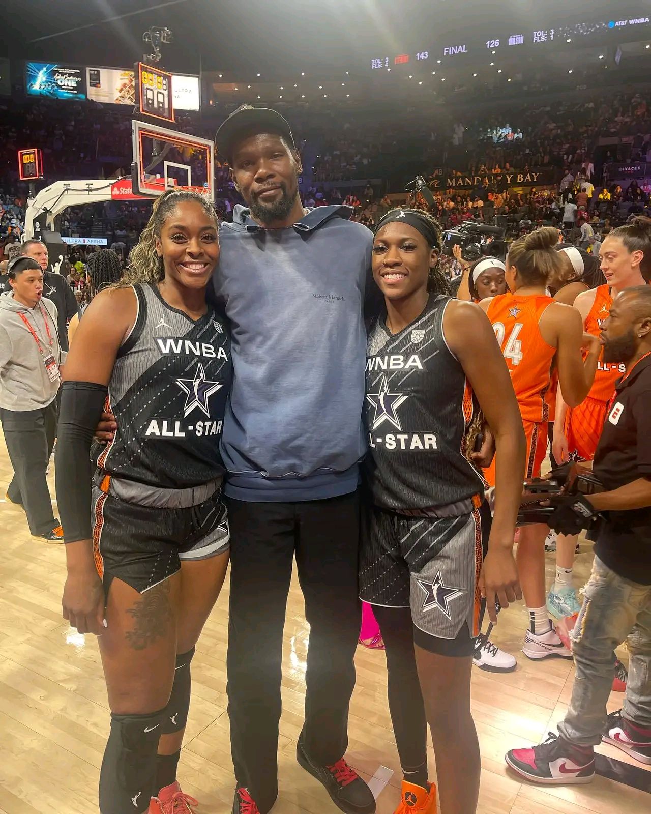 jiuyou游戏中心-包含杜兰特迎来十赛季出色发挥，TL观众热烈欢呼！全场沸腾不已的词条